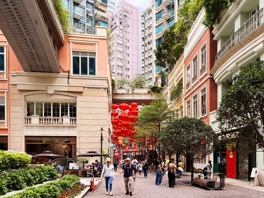 灣仔利東街（囍帖街）：重建後的歐陸風步行街，掛著紅燈籠，行人散步