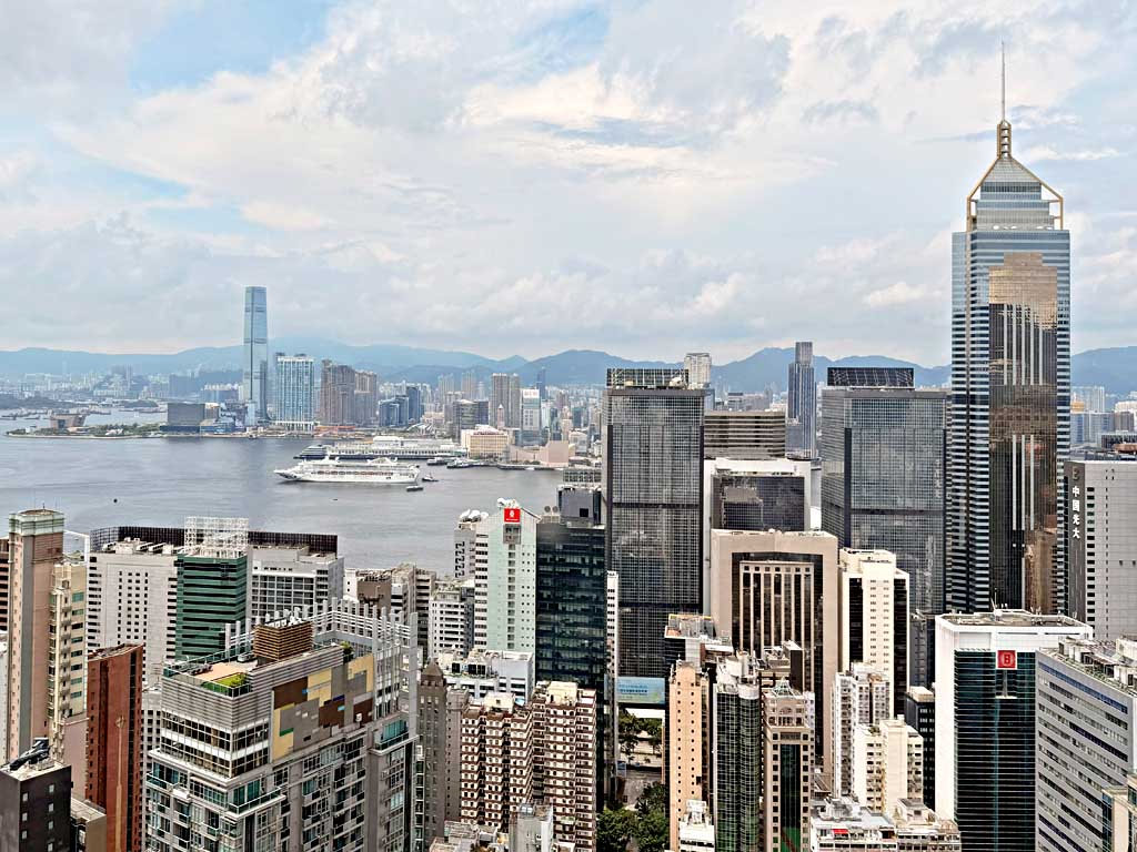 從合和中心俯瞰灣仔與維多利亞港，對岸可見九龍地標大樓